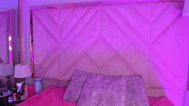 Snapshot of SofiJones_ chatting on 11-10-25, 09:36 SofiJones online show from 11-10-25, 09:36