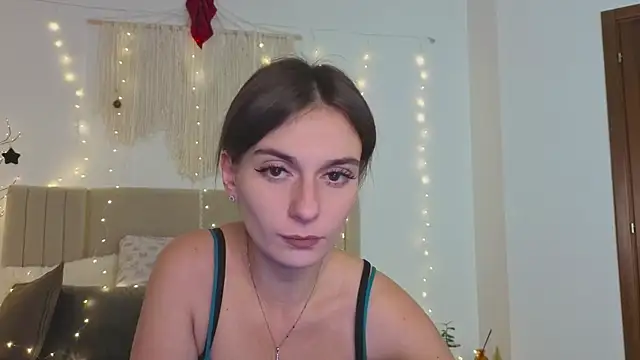 Snapshot of Little_mia__ chatting on 12-20-25, 10:39 Little mia online show from 12-20-25, 10:39