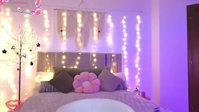 Snapshot of Little_mia__ chatting on 01-17-26, 11:08 Little mia online show from 01-17-26, 11:08