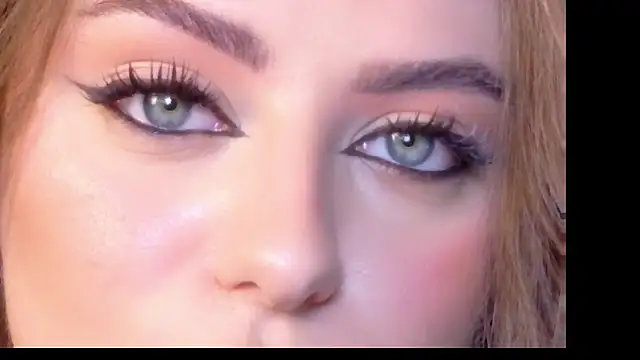 Snapshot of Sienna_Voss chatting on 11-21-25, 07:56 Sienna Voss online show from 11-21-25, 07:56