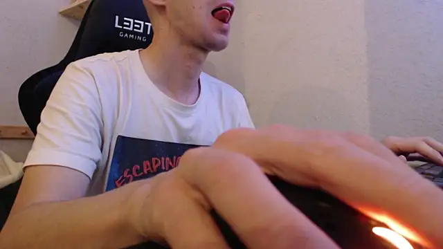 Snapshot of sakiramissy chatting on 10-25-25, 09:31 sakiramissy online show from 10-25-25, 09:31