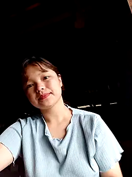 Snapshot of XoiXoi232 chatting on 10-17-25, 01:31 XoiXoi232 online show from 10-17-25, 01:31