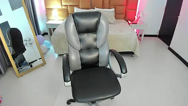Catti Brie online show from 04-25-26, 11:35