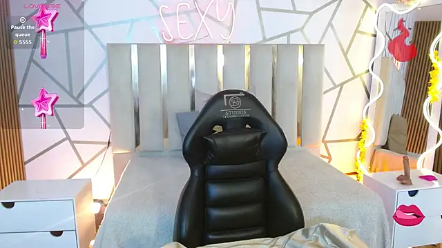 Snapshot of CYRUS_TAY chatting on 12-18-25, 12:33 CYRUS TAY online show from 12-18-25, 12:33