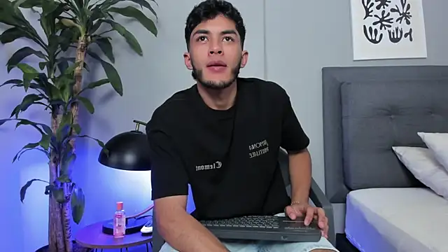 Tylerffoxx online show from 04-25-26, 09:34