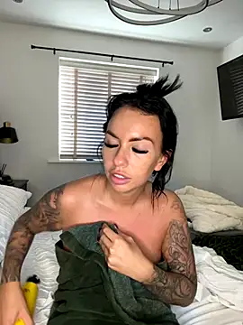 Snapshot of BELLABLACKXUK chatting on 10-28-25, 01:47 BELLABLACKXUK online show from 10-28-25, 01:47