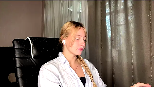 Snapshot of Jetta_Corsacami chatting on 09-18-25, 07:43 Jetta Corsacami online show from 09-18-25, 07:43