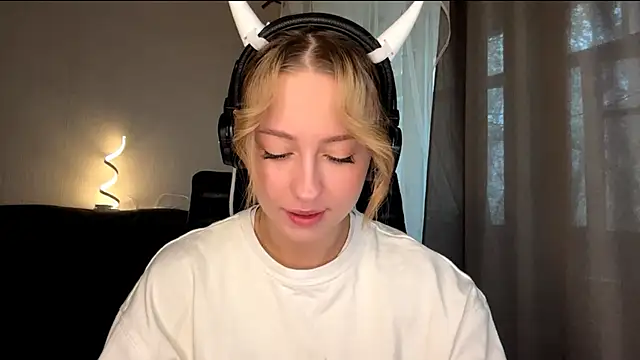 Snapshot of Jetta_Corsacami chatting on 10-19-25, 07:42 Jetta Corsacami online show from 10-19-25, 07:42