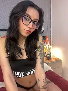 eviegothel  online show from 10-30-25, 08:20