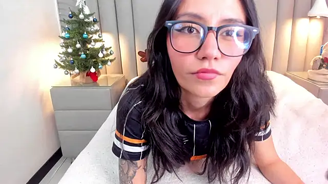 eviegothel  online show from 12-15-25, 08:35