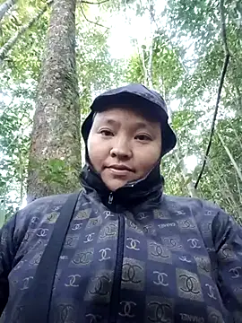 Snapshot of MuiNay chatting on 12-15-25, 08:29 MuiNay online show from 12-15-25, 08:29