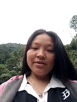 Snapshot of MuiNay chatting on 12-17-25, 12:27 MuiNay online show from 12-17-25, 12:27