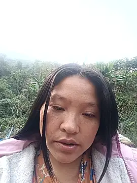 Snapshot of MuiNay chatting on 12-21-25, 12:40 MuiNay online show from 12-21-25, 12:40