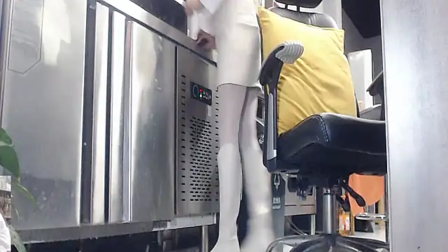 Snapshot of Eileen-L chatting on 09-30-25, 12:59 Eileen-L online show from 09-30-25, 12:59