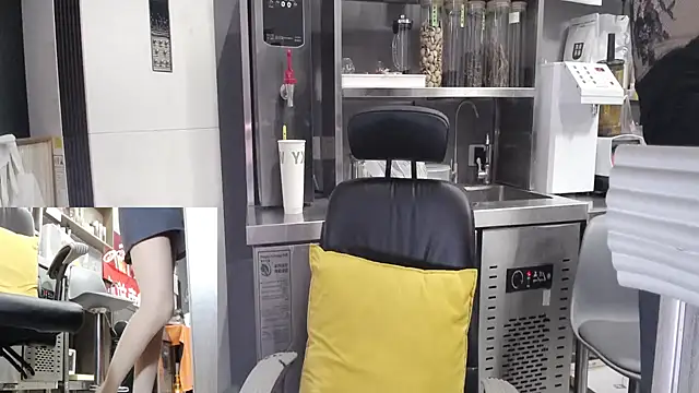 Snapshot of Eileen-L chatting on 11-06-25, 12:55 Eileen-L online show from 11-06-25, 12:55