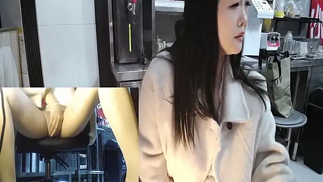 Snapshot of Eileen-L chatting on 11-25-25, 02:50 Eileen-L online show from 11-25-25, 02:50