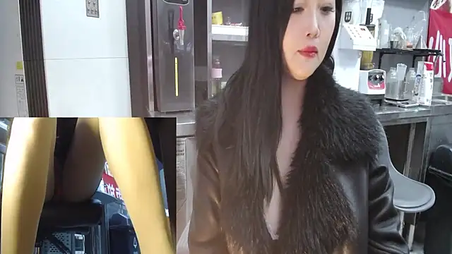 Snapshot of Eileen-L chatting on 11-28-25, 02:36 Eileen-L online show from 11-28-25, 02:36