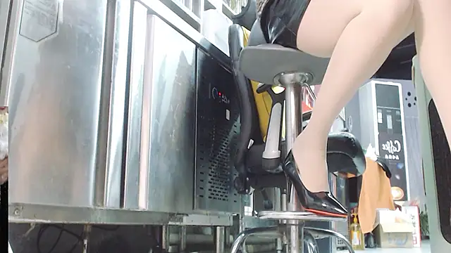 Snapshot of Eileen-L chatting on 11-30-25, 02:15 Eileen-L online show from 11-30-25, 02:15