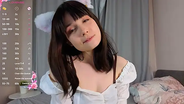 Snapshot of Honeey_Beee chatting on 10-22-25, 04:07 Honeey Beee online show from 10-22-25, 04:07