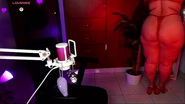 Snapshot of tinamqueen1 chatting on 03-16-26, 09:35 tinamqueen1 online show from 03-16-26, 09:35