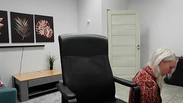 Laura Chaplin online show from 11-06-25, 05:36