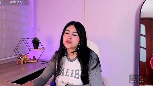 Emma  clark  online show from 11-29-25, 12:19