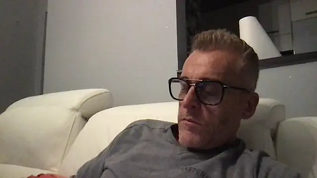 Snapshot of Axl_hot chatting on 11-08-25, 08:29 Axl hot online show from 11-08-25, 08:29