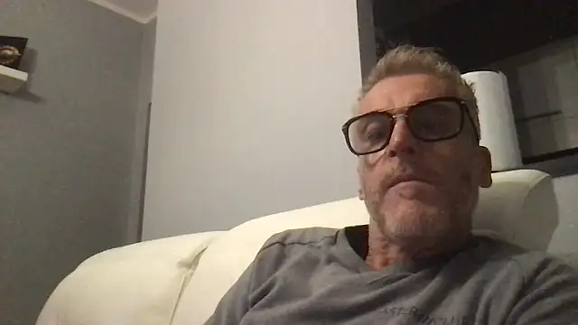 Snapshot of Axl_hot chatting on 11-14-25, 08:51 Axl hot online show from 11-14-25, 08:51