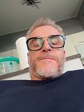 Axl hot online show from 03-29-26, 01:44