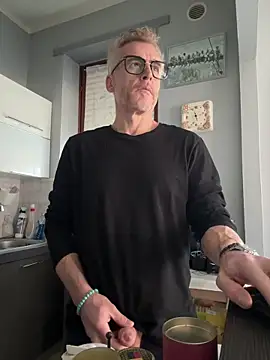 Axl hot online show from 04-04-26, 09:29