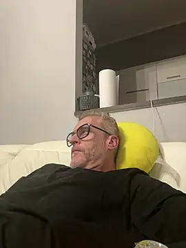 Axl hot online show from 04-04-26, 09:45