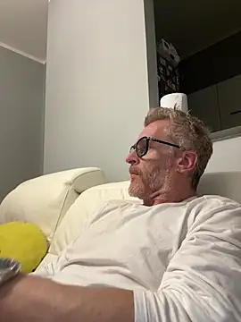 Axl hot online show from 04-15-26, 11:05