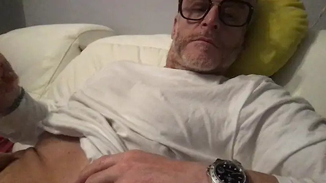 Axl hot online show from 04-16-26, 09:39