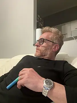 Axl hot online show from 04-18-26, 09:04