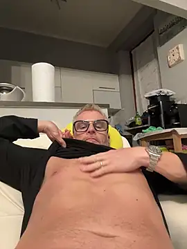 Axl hot online show from 04-28-26, 09:09