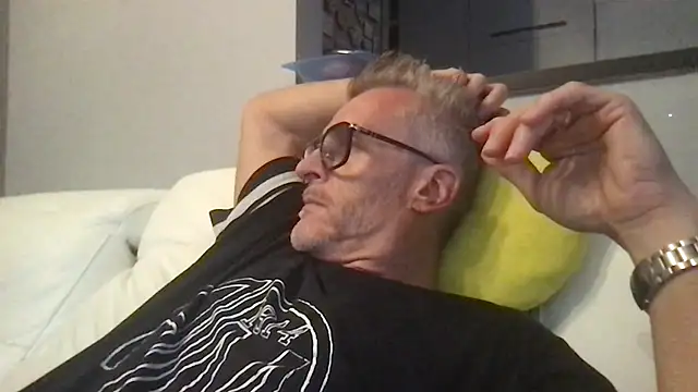 Snapshot of Axl_hot chatting on 06-23-26, 06:50 Axl hot online show from 06-23-26, 06:50