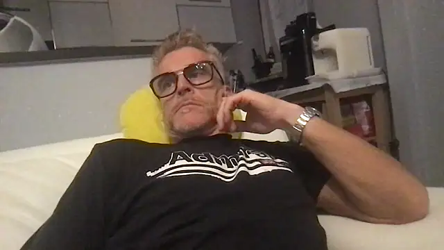 Snapshot of Axl_hot chatting on 06-29-26, 07:58 Axl hot online show from 06-29-26, 07:58