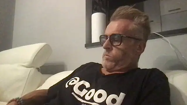 Snapshot of Axl_hot chatting on 07-15-26, 08:25 Axl hot online show from 07-15-26, 08:25