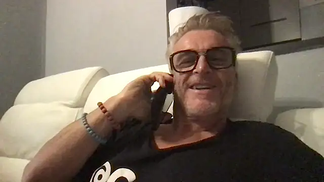 Snapshot of Axl_hot chatting on 07-31-26, 07:24 Axl hot online show from 07-31-26, 07:24