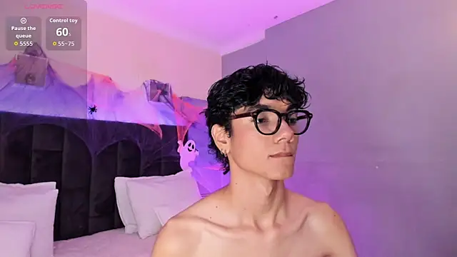 Snapshot of Phillicious__ chatting on 10-17-25, 08:33 Phillicious online show from 10-17-25, 08:33