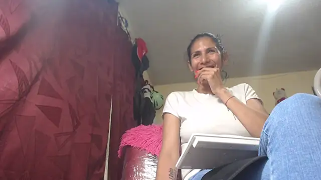 Snapshot of gattycahot chatting on 10-01-25, 11:00 gattycahot online show from 10-01-25, 11:00