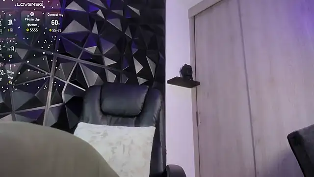 Snapshot of OstinDaniels chatting on 10-24-25, 05:59 OstinDaniels online show from 10-24-25, 05:59