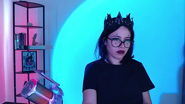 Snapshot of girldom chatting on 11-20-25, 04:51 girldom online show from 11-20-25, 04:51