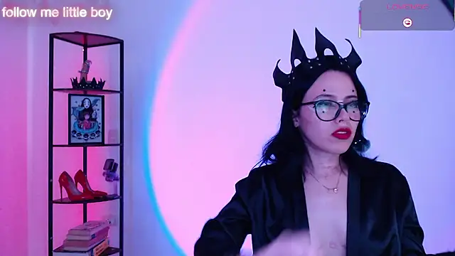 Snapshot of girldom chatting on 01-14-26, 09:42 girldom online show from 01-14-26, 09:42