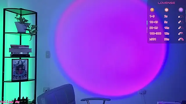 Snapshot of girldom chatting on 03-17-26, 03:37 girldom online show from 03-17-26, 03:37