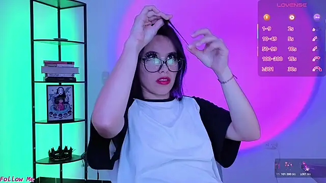 Snapshot of girldom chatting on 03-20-26, 03:39 girldom online show from 03-20-26, 03:39