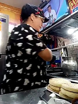 Snapshot of Lady_16 chatting on 09-15-25, 06:19 Lady 16 online show from 09-15-25, 06:19