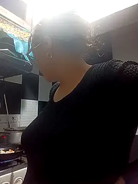 Snapshot of Lady_16 chatting on 02-21-26, 02:34 Lady 16 online show from 02-21-26, 02:34