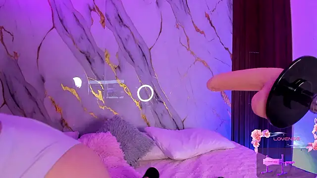 Snapshot of alicecute77 chatting on 02-08-26, 02:26 alicecute77 online show from 02-08-26, 02:26