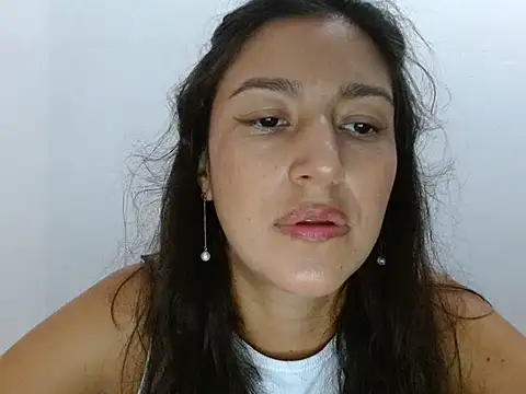 Snapshot of SarahFriendly chatting on 06-20-26, 04:32 SarahFriendly online show from 06-20-26, 04:32